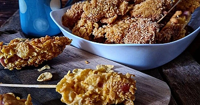 Chrupiące corn dogi w płatkach kukurydzianych