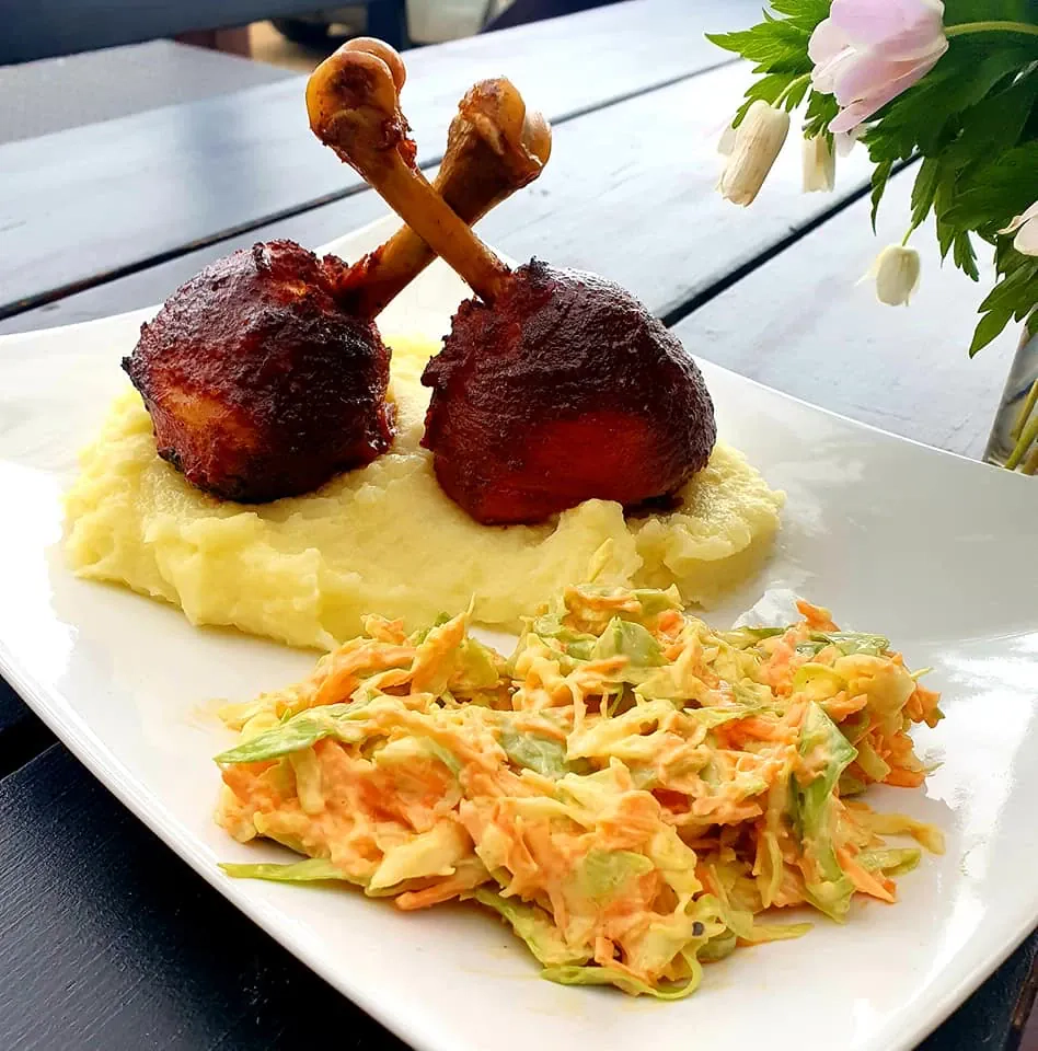 Chicken lollipop - rūkytos vištienos blauzdelės bbq padaže, kamado grilyje