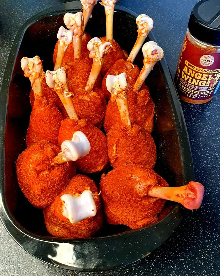 Chicken lollipop - rūkytos vištienos blauzdelės bbq padaže, kamado grilyje