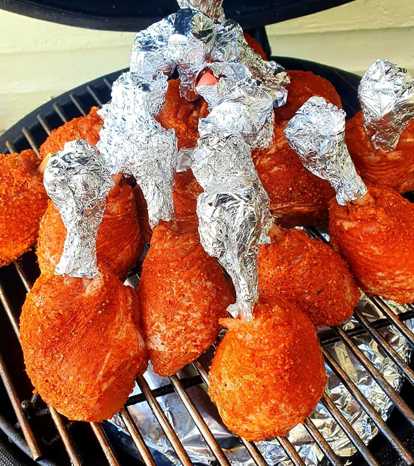 Chicken lollipop - rūkytos vištienos blauzdelės bbq padaže, kamado grilyje