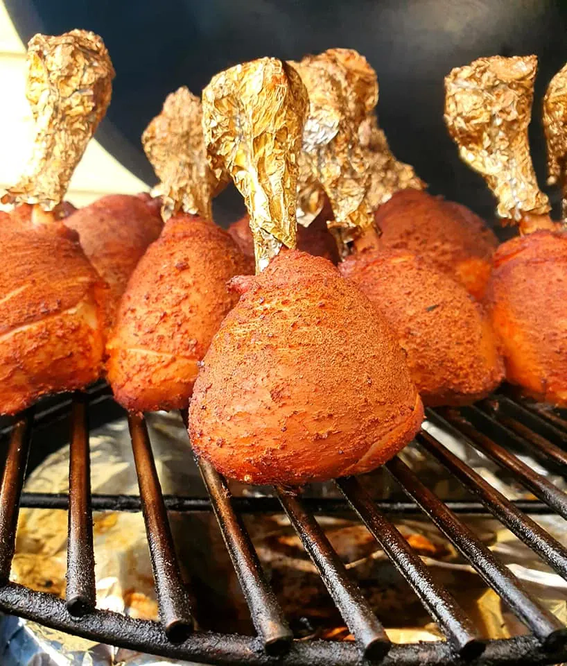 Chicken lollipop - rūkytos vištienos blauzdelės bbq padaže, kamado grilyje