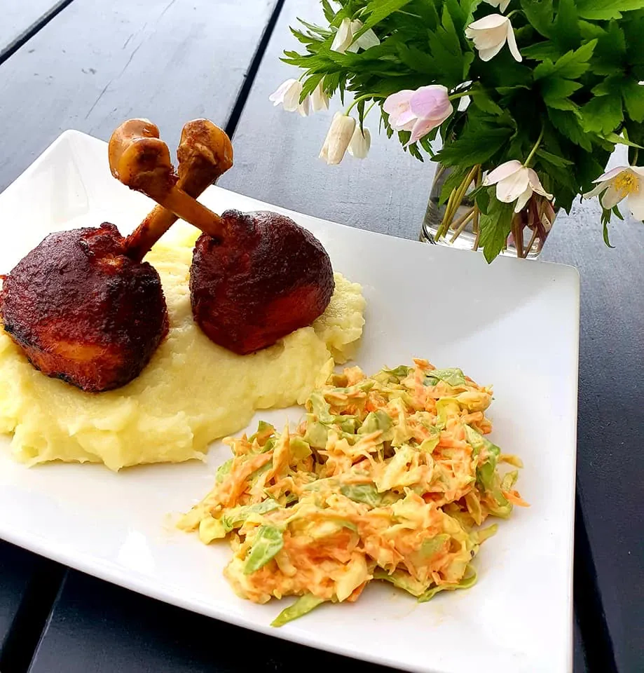 Chicken lollipop - rūkytos vištienos blauzdelės bbq padaže, kamado grilyje