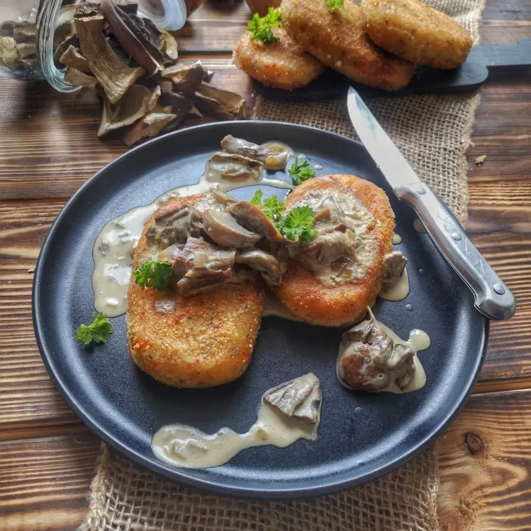 Tirštas pievagrybių padažas su grietinėle ir svogūnais