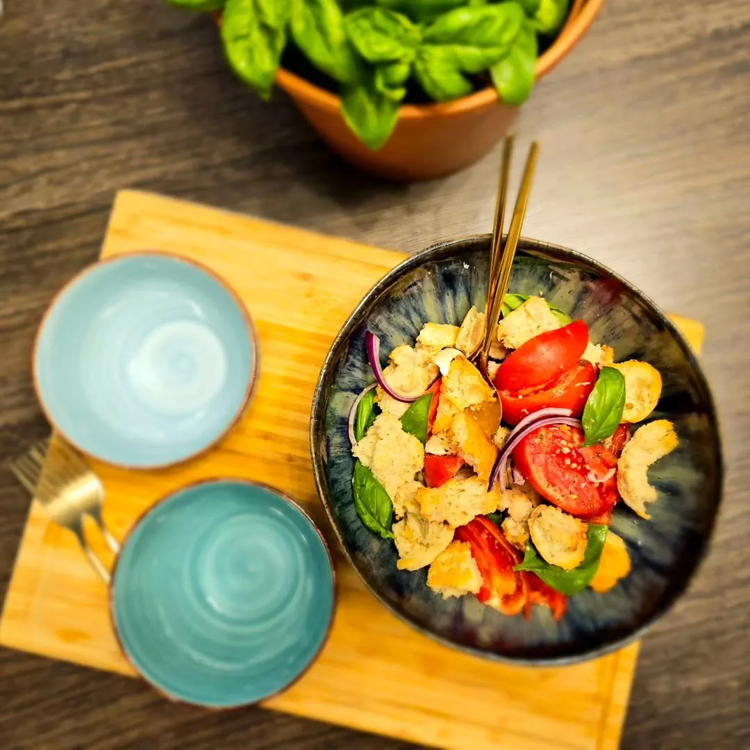 Itališkos pomidorų ir duonos salotos "panzanella" su mocarela