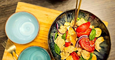 Itališkos pomidorų ir duonos salotos "panzanella" su mocarela