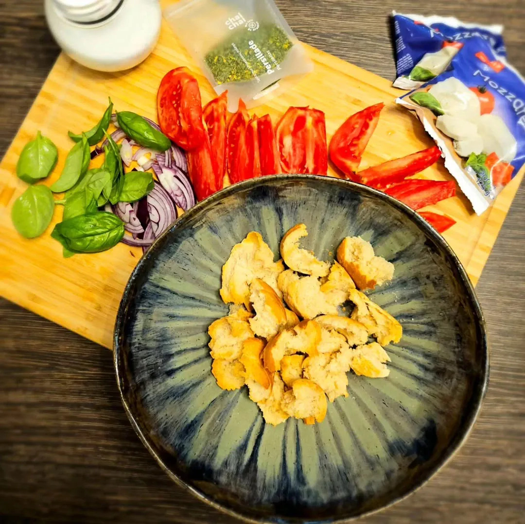 Itališkos pomidorų ir duonos salotos "panzanella" su mocarela