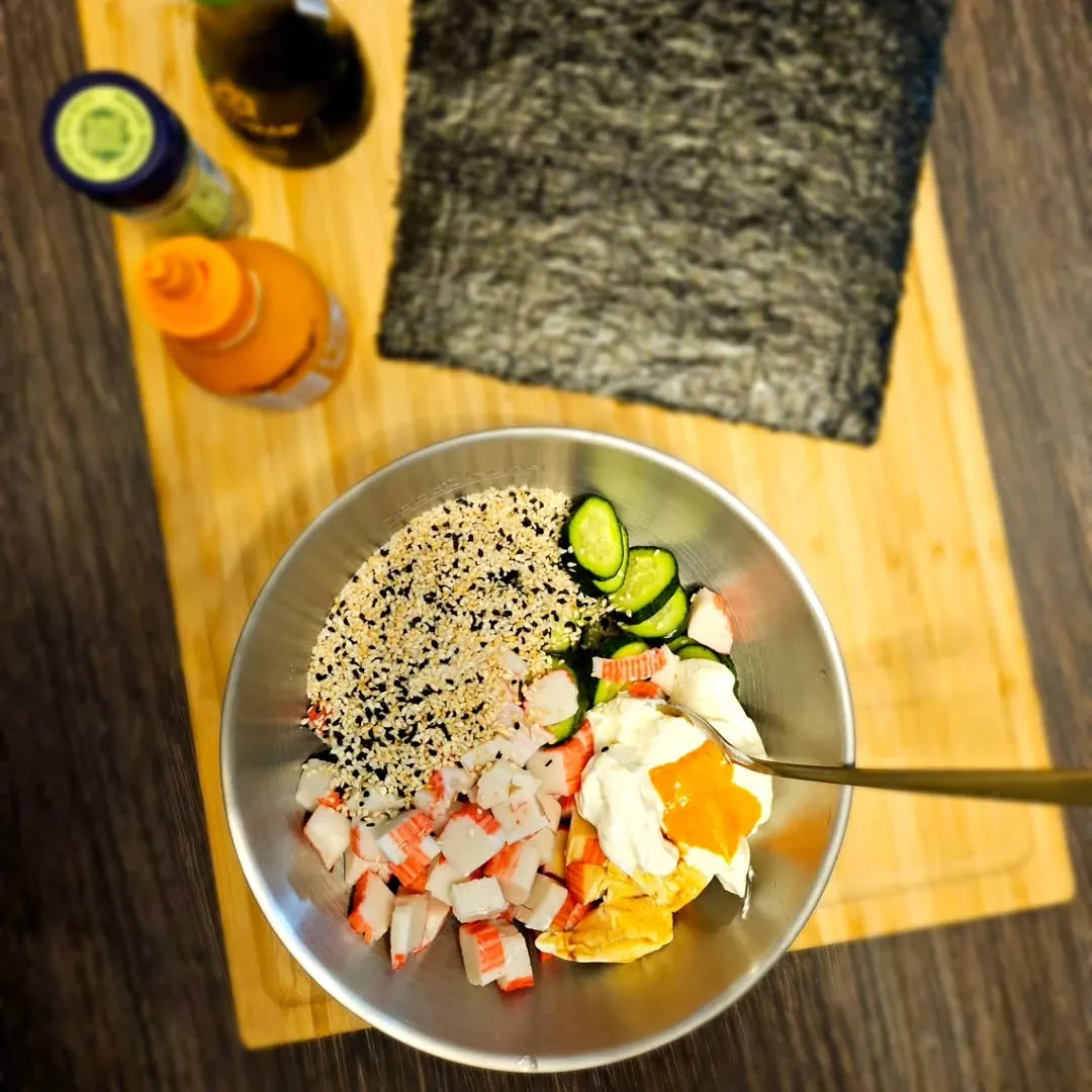 Sushi stiliaus "logano" salotos su krabų lazdelėmis ir avokadu🥢