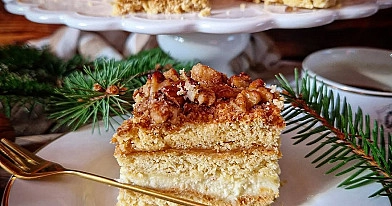 Ciasto snickers z kremem budyniowym i orzechami