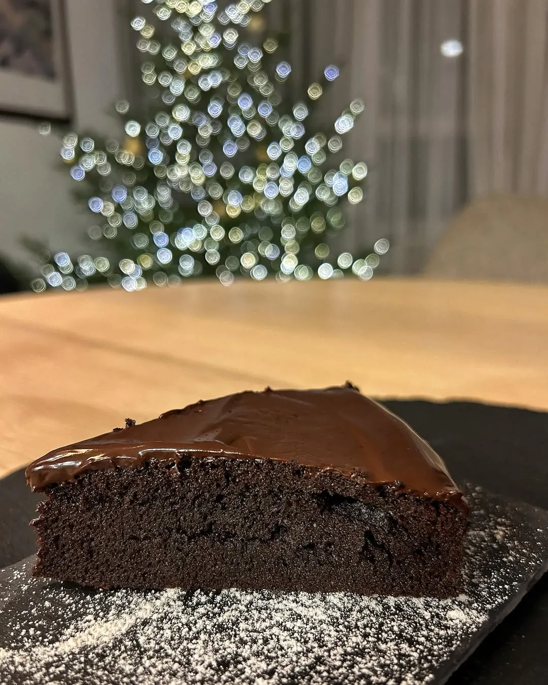 Pats lengviausias šokoladinis pyragas su juodu šokoladu