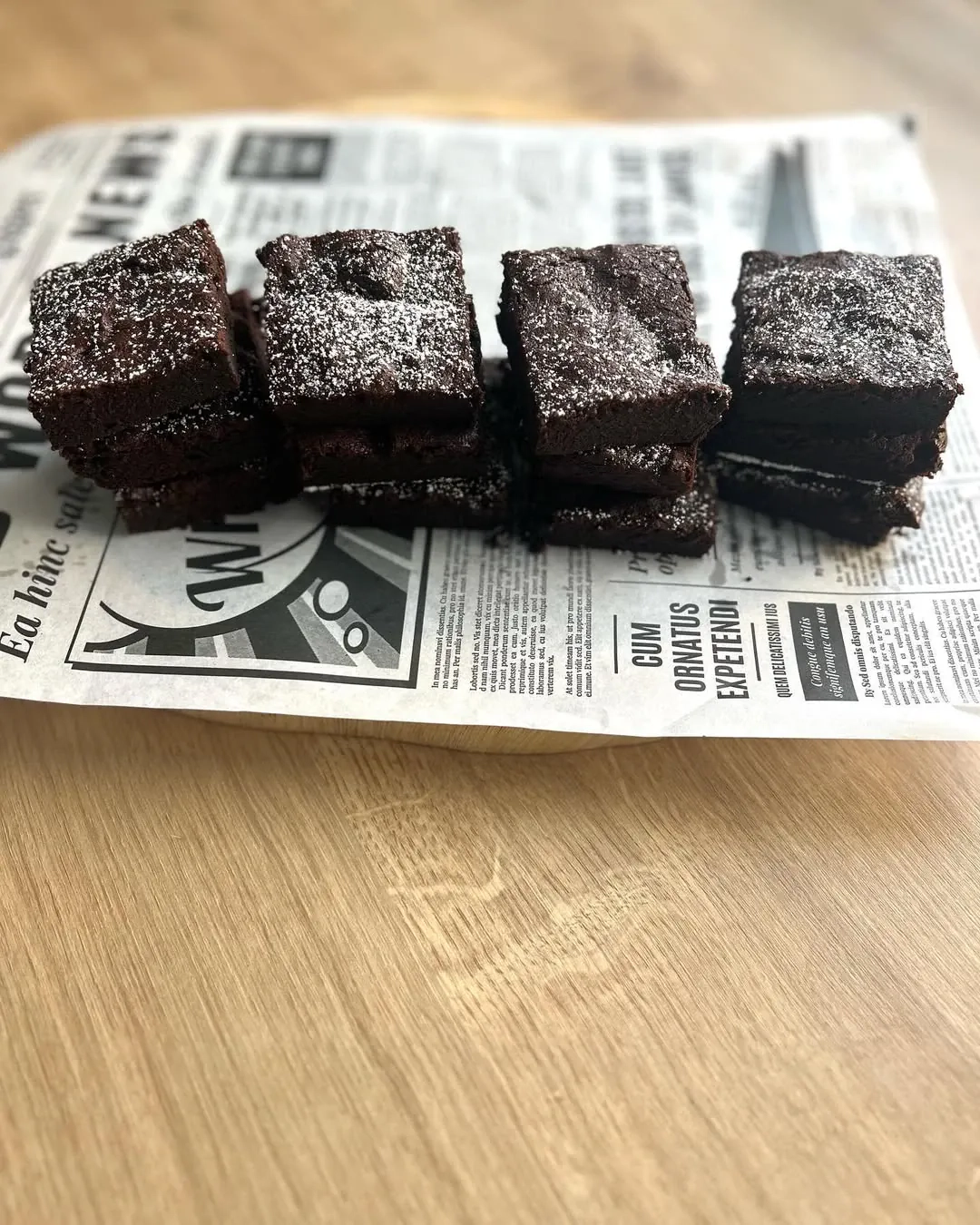 Paprastai pagaminamas veganiškas šokoladinis pupelių pyragas su žemės riešutų sviestu