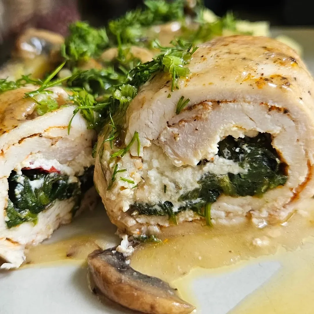 Vištienos suktinukai su varškės sūriu, pievagrybiais ir špinatais