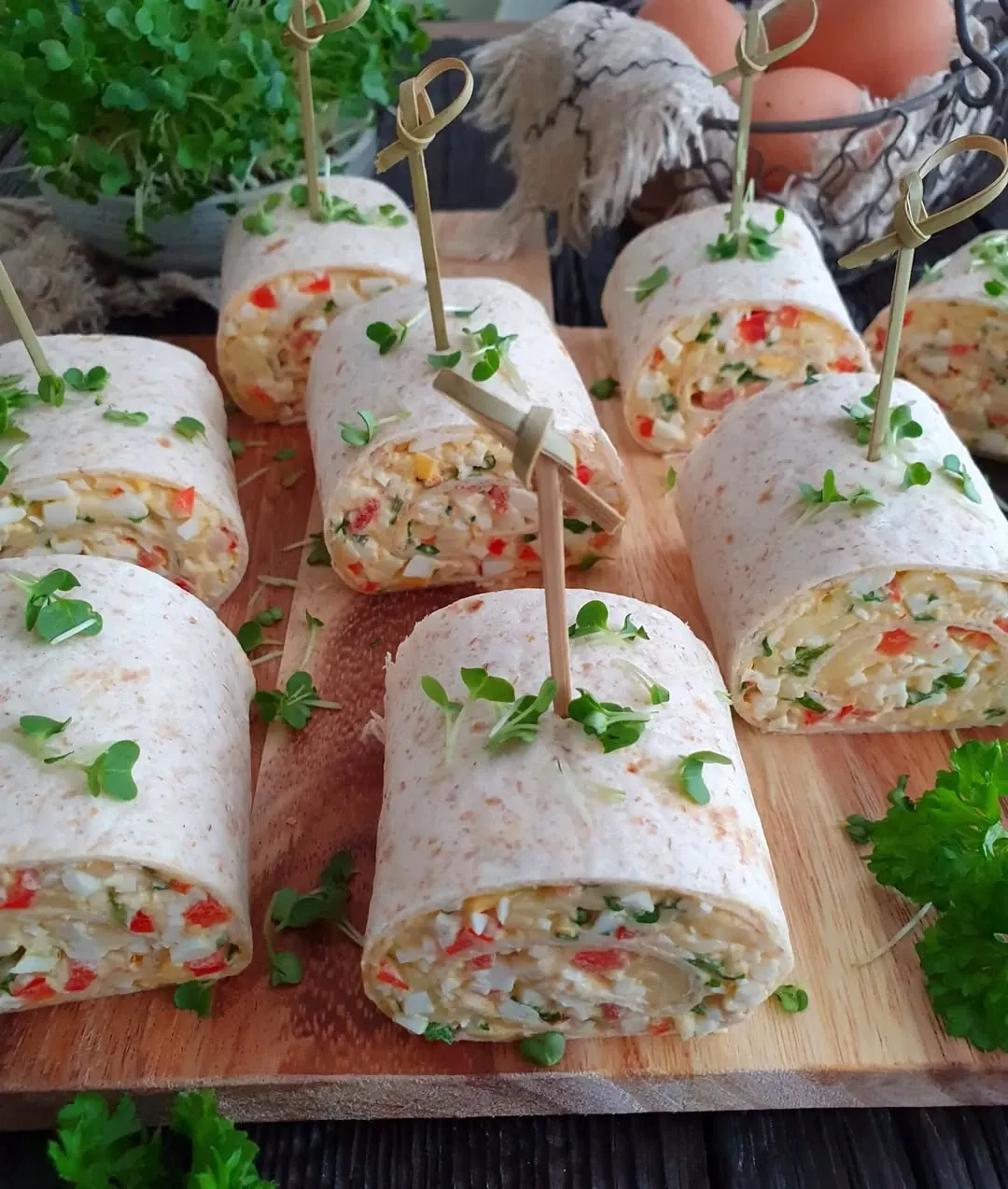 Wiosenne roladki z tortilli z aromatyczną pastą jajeczną