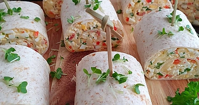 Wiosenne roladki z tortilli z aromatyczną pastą jajeczną