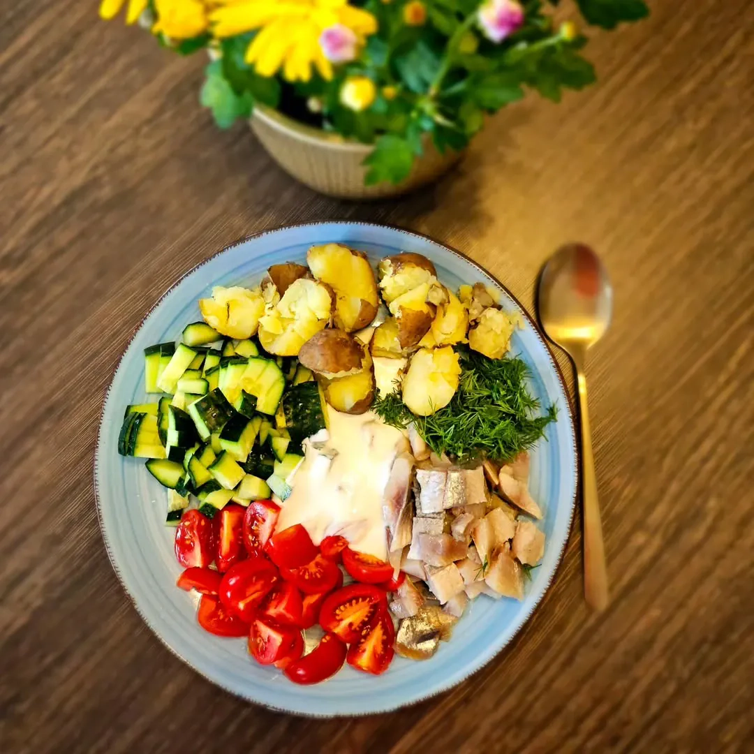 Gaivios silkės salotos su traškiomis bulvėmis ir jogurtiniu padažu