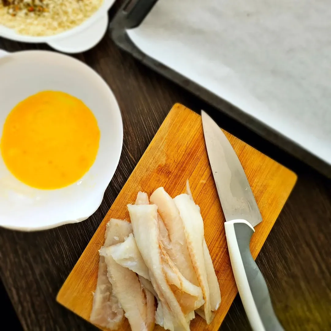 Paprasti naminiai žuvies piršteliai su džiūvėsėliais pagal Beatą