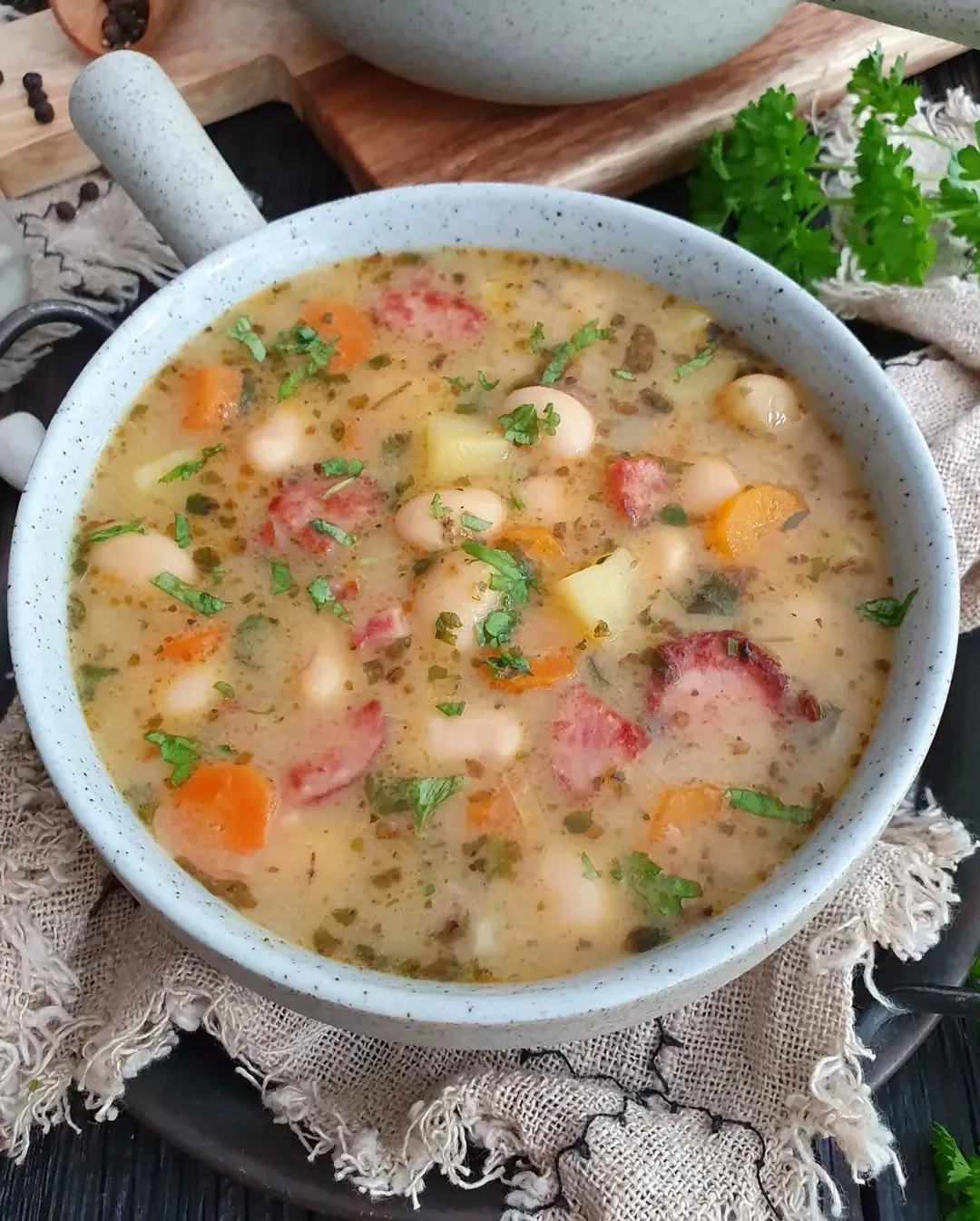 Tradycyjna babcina zupa fasolowa - rozgrzewający klejnot polskiej kuchni