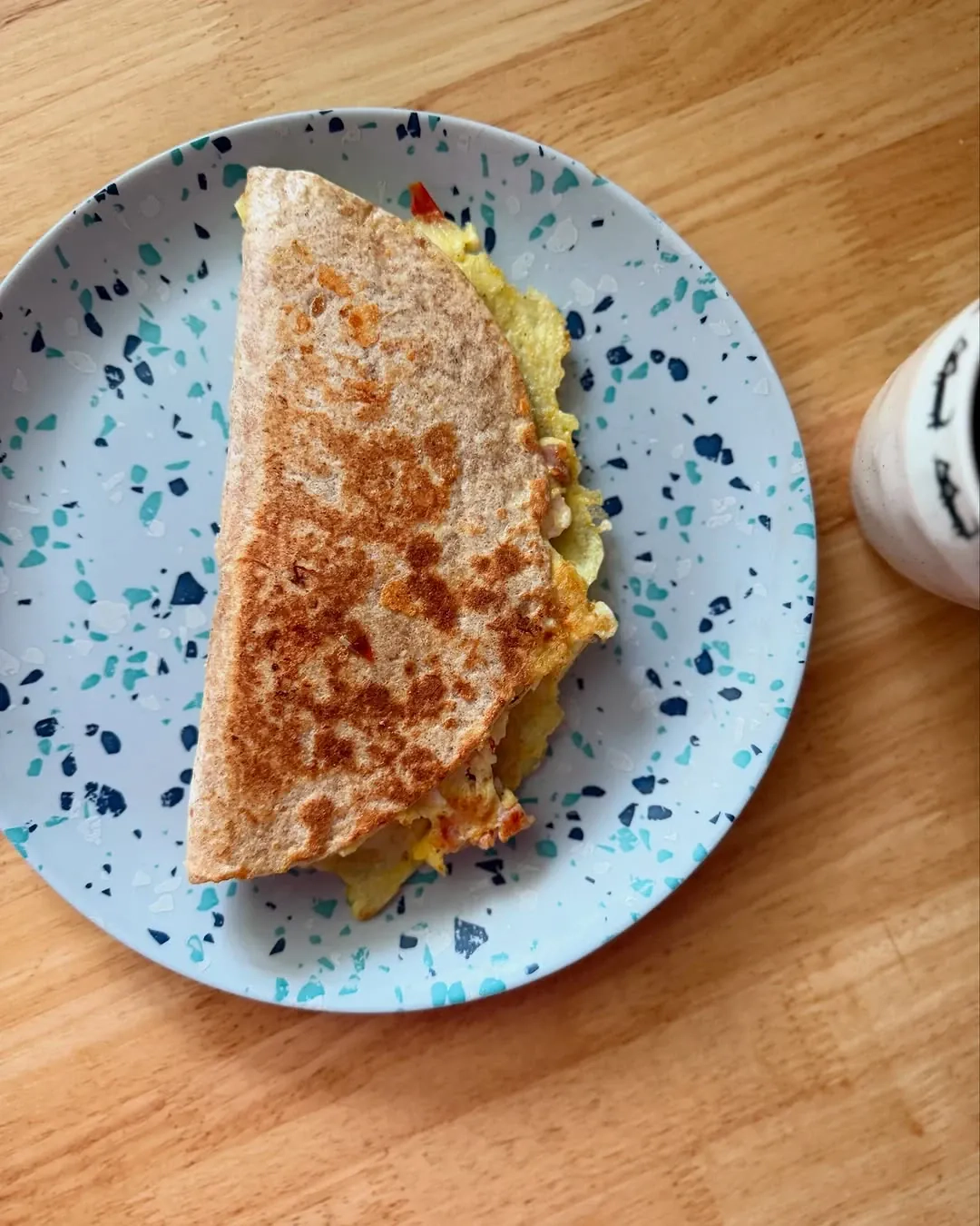 Greitai pagaminamas omletas su daržovėmis ir kumpiu