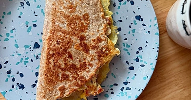 Greitai pagaminamas omletas su daržovėmis ir kumpiu