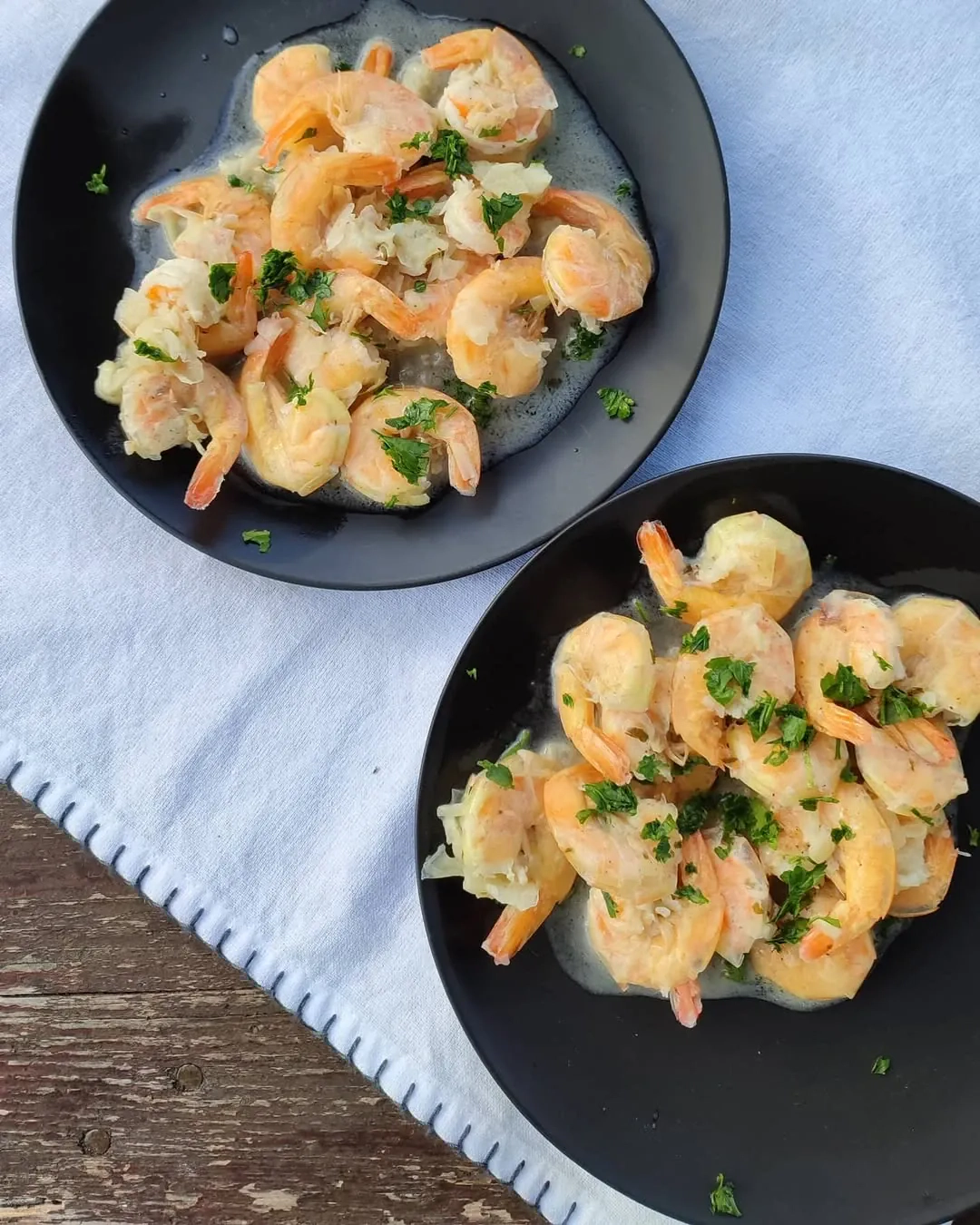 Krevetės balto vyno ir grietinėlės padaže, ruoštos keptuvėje