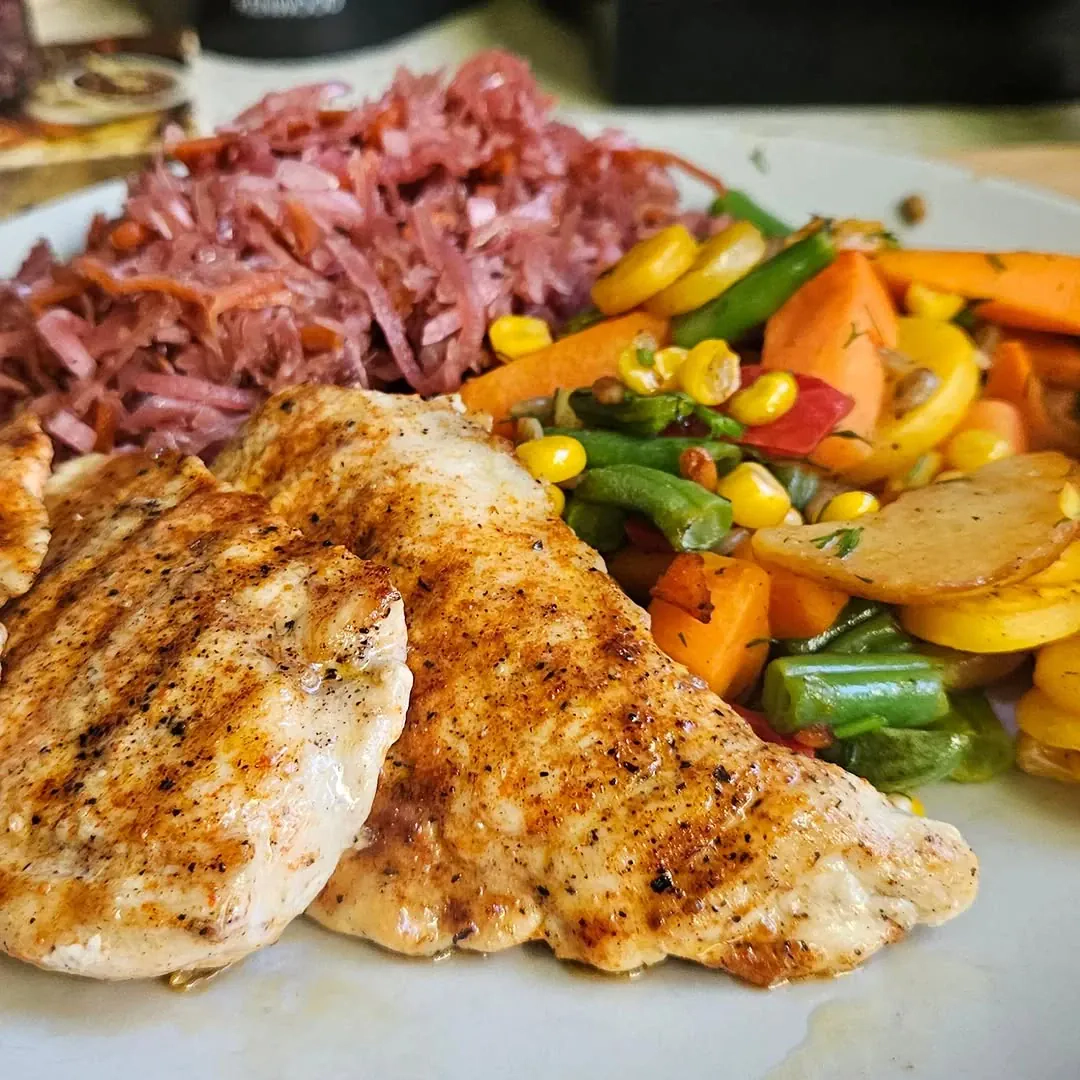 Ant grotelių - grilyje kepta vištiena su teriyaki padažu