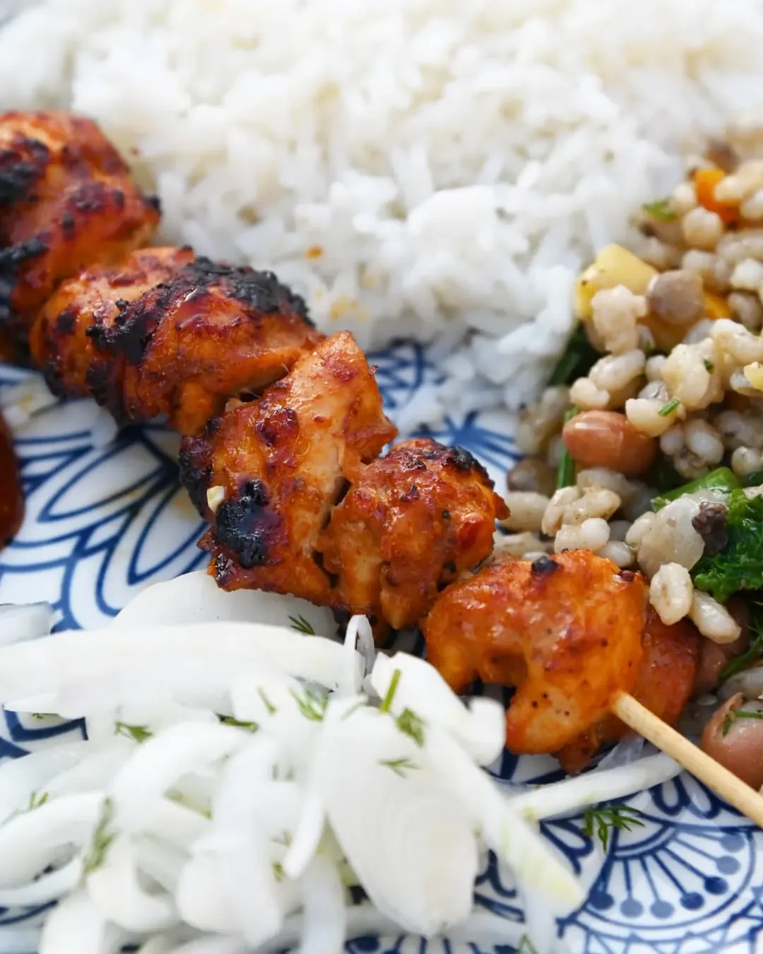 Minkštas vištienos šašlykas marinuotas su actu, svogūnais ir majonezu