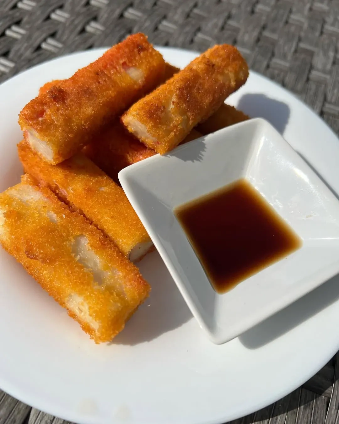 Traškios krabų lazdelės džiūvėsėliuose