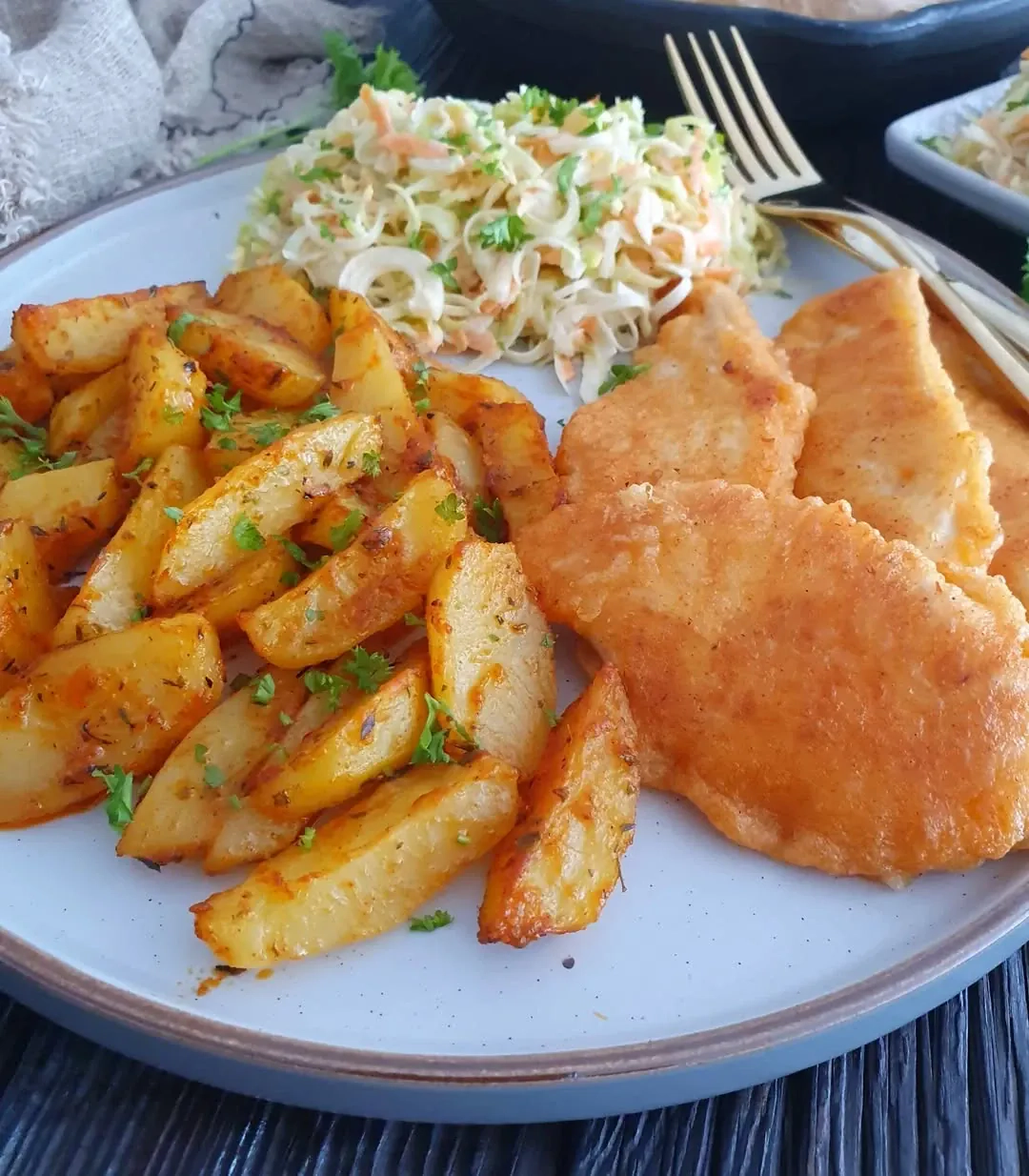 Soczyste kotleciki drobiowe "szu szu" z pieconymi ziemniaczkami i surówką z pora