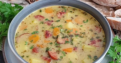 Rozgrzewająca zupa ziemniaczana z kiełbasą - tradycyjna kartoflanka jak u babci