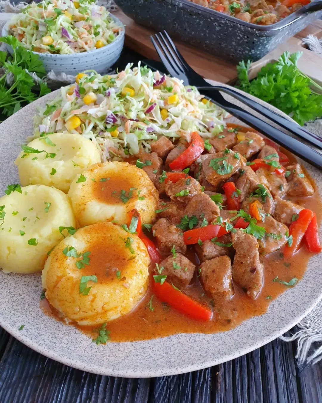 Rozgrzewający gulasz z karkówki z papryką w towarzystwie kremowego puree ziemniaczanego
