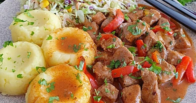 Rozgrzewający gulasz z karkówki z papryką w towarzystwie kremowego puree ziemniaczanego