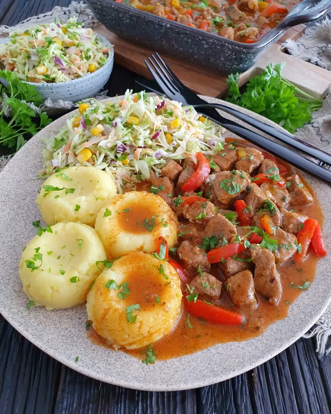 Rozgrzewający gulasz z karkówki z papryką w towarzystwie kremowego puree ziemniaczanego