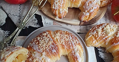 Puszysty raj - rogaliki drożdżowe z budyniem i prażonym jabłkiem