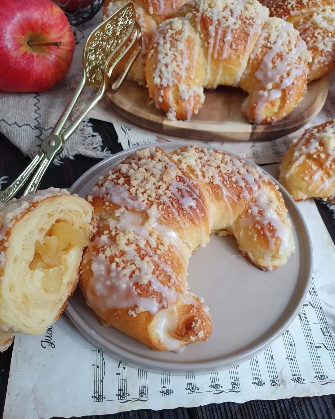 Puszysty raj - rogaliki drożdżowe z budyniem i prażonym jabłkiem