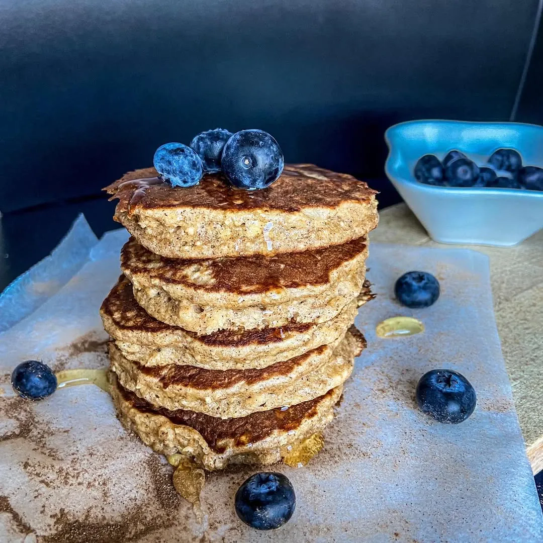 Greiti avižiniai blynai be gliuteno, su kefyru ir soda
