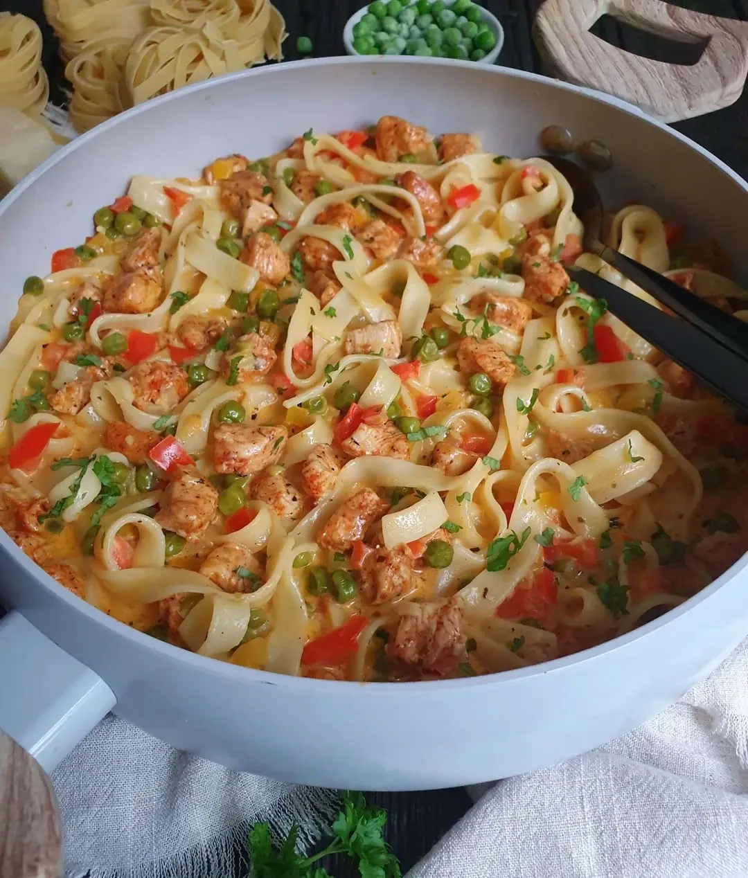 Kremowe tagliatelle z kurczakiem, papryką i groszkiem w aromatycznym sosie śmietanowym