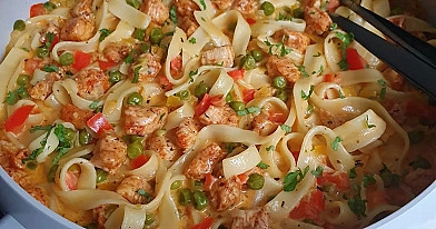 Kremowe tagliatelle z kurczakiem, papryką i groszkiem w aromatycznym sosie śmietanowym