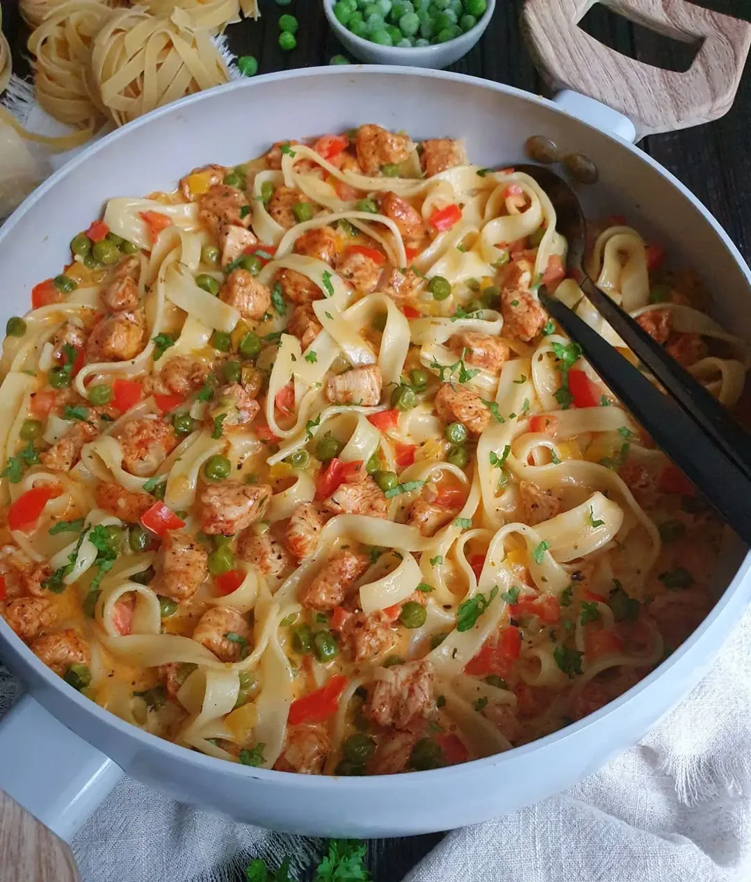 Kremowe tagliatelle z kurczakiem, papryką i groszkiem w aromatycznym sosie śmietanowym
