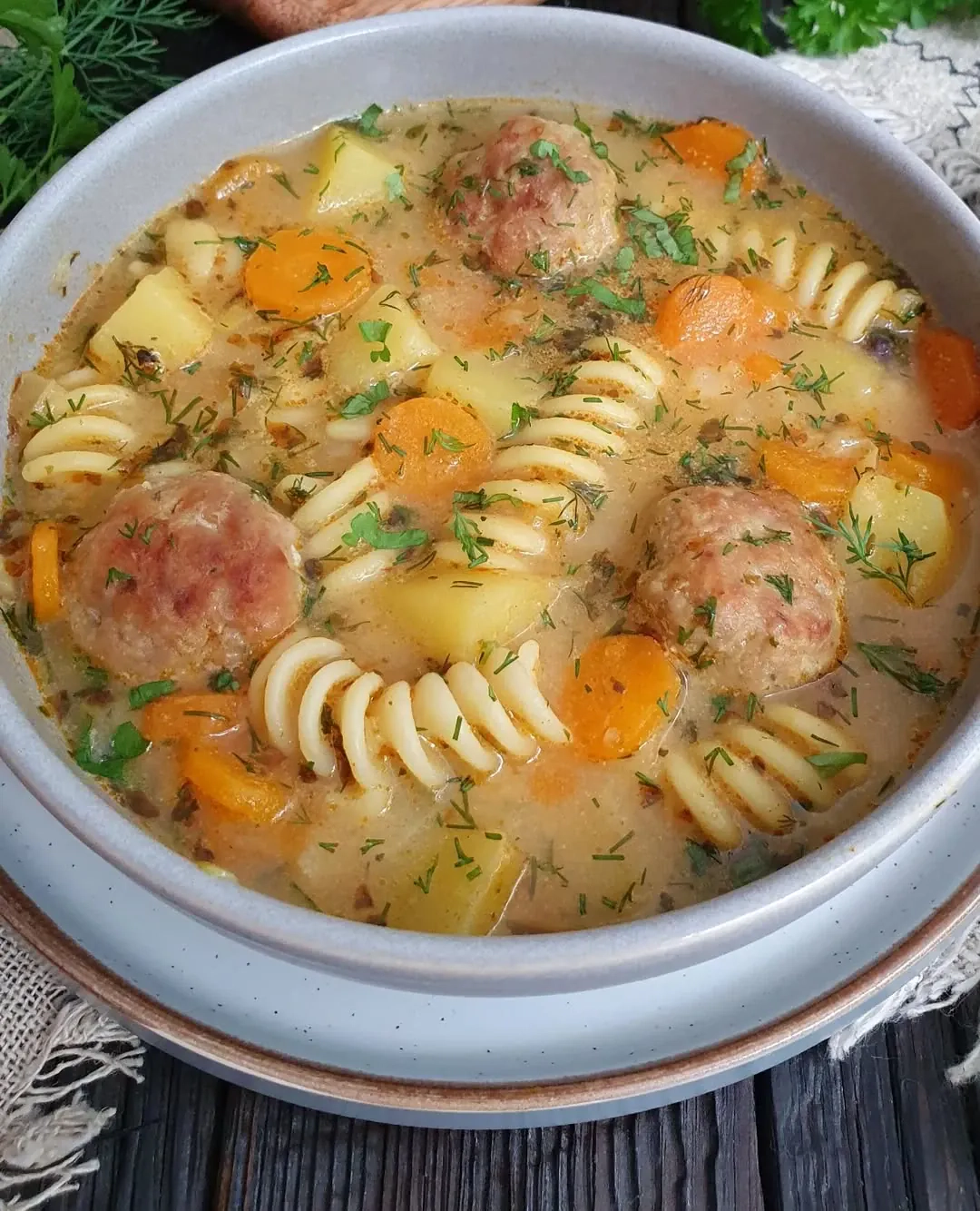 Aromatyczna babcina zupa koperkowa z domowymi klopsikami i makaronem