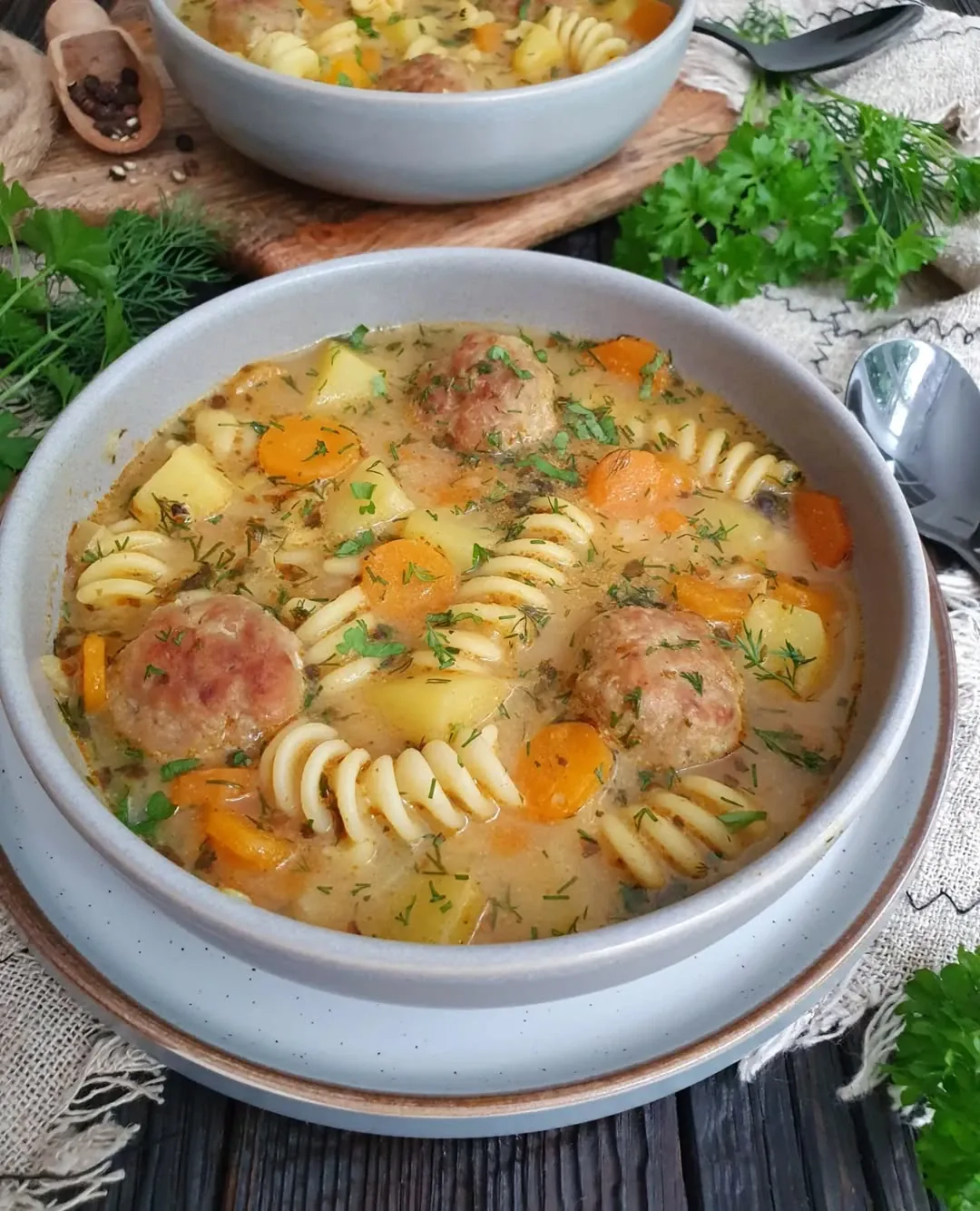 Aromatyczna babcina zupa koperkowa z domowymi klopsikami i makaronem Aromatyczna babcina zupa koperkowa z domowymi klopsikami i makaronem