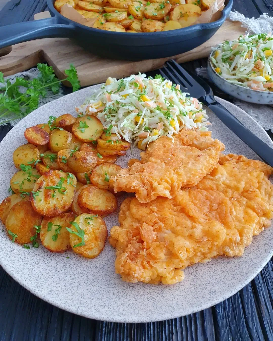 Chrupiący kurczak w panierce naleśnikowej z ziemniakami i surówką coleslaw