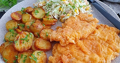 Chrupiący kurczak w panierce naleśnikowej z ziemniakami i surówką coleslaw