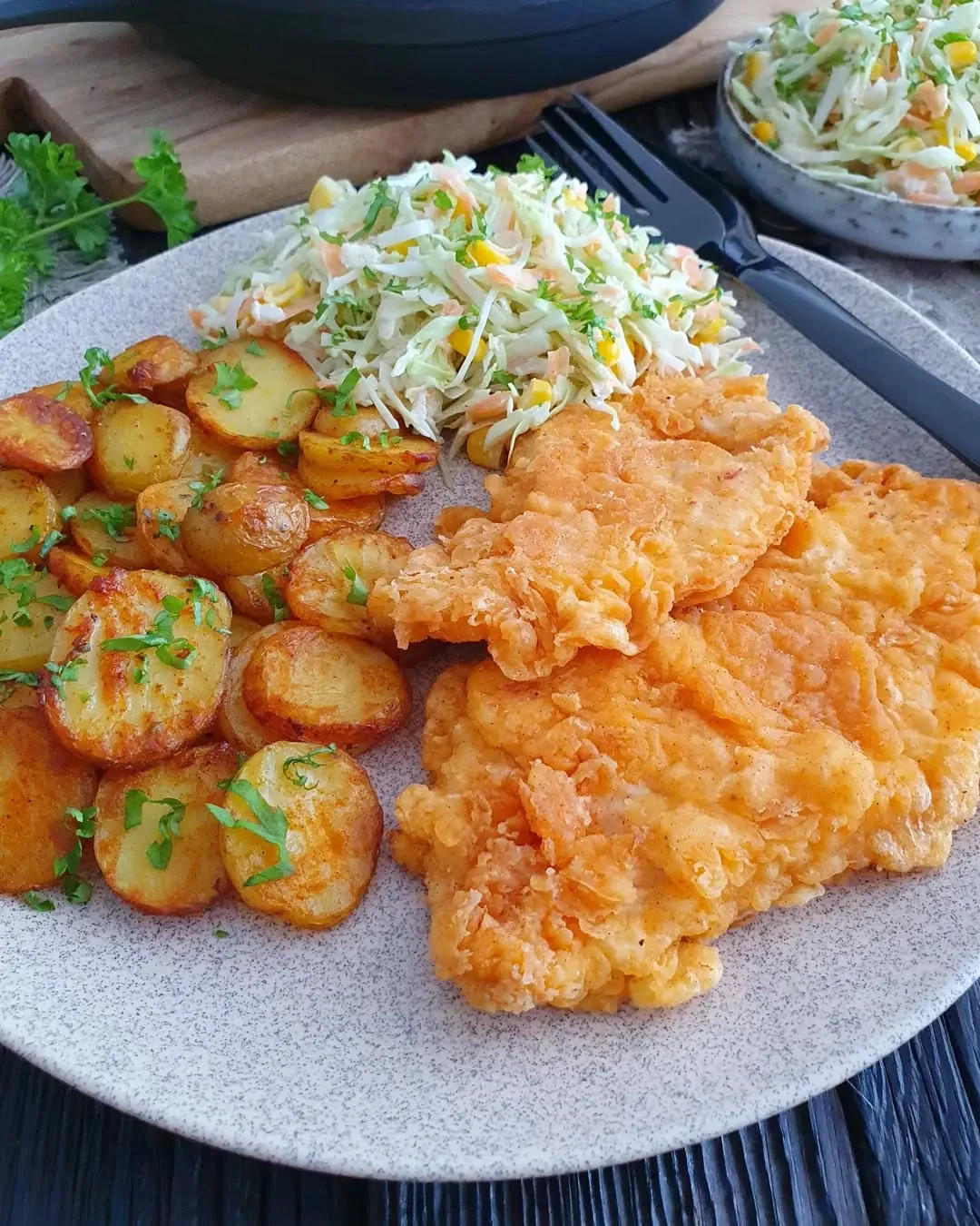 Chrupiący kurczak w panierce naleśnikowej z ziemniakami i surówką coleslaw Chrupiący kurczak w panierce naleśnikowej z ziemniakami i surówką coleslaw
