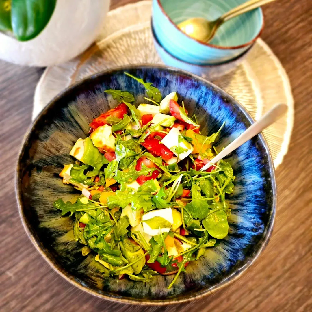 Kepto varškės sūrio salotos su avokadu ir pomidorais 🥑🍅🥬🧀