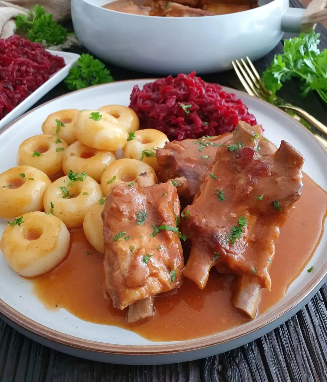 Soczyste żeberka wieprzowe duszone w aromatycznym sosie własnym