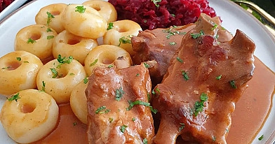 Soczyste żeberka wieprzowe duszone w aromatycznym sosie własnym