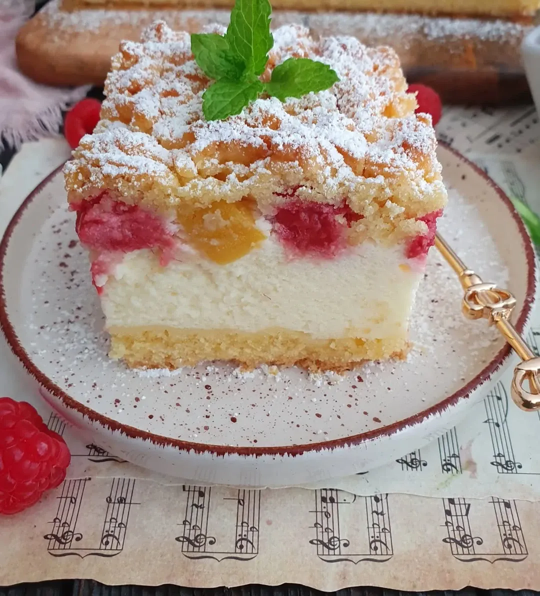 Rozkosztuj się w puszystym serniczku bez sera - lekki deser śmietanowy z owocami