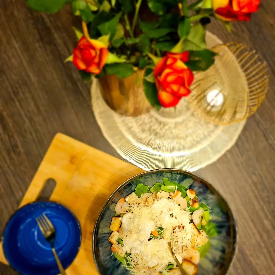 Cezario salotos su krevetėmis, skrebučiais ir parmezano sūriu