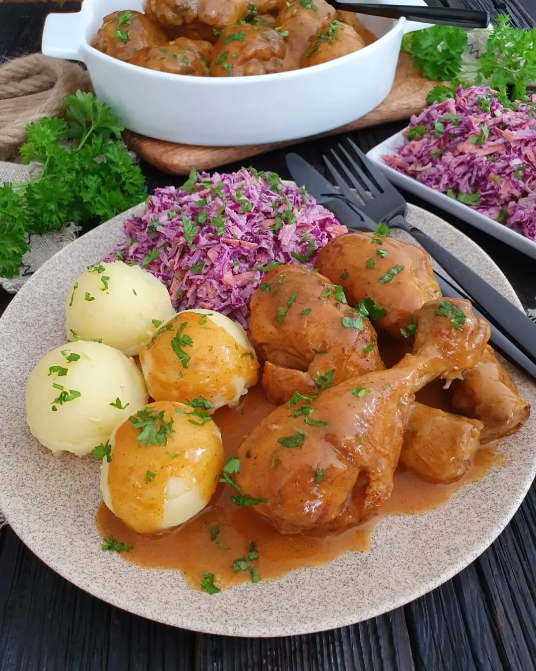 Soczyste podudzia z kurczaka w aromatycznym sosie własnym