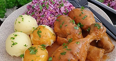 Soczyste podudzia z kurczaka w aromatycznym sosie własnym
