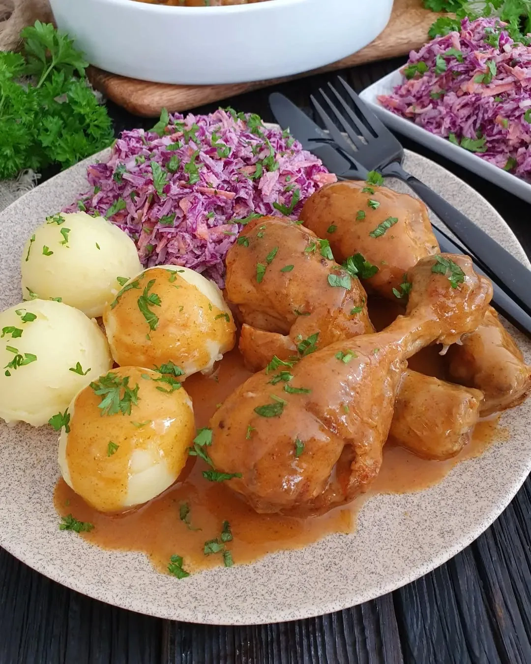 Soczyste podudzia z kurczaka w aromatycznym sosie własnym Soczyste podudzia z kurczaka w aromatycznym sosie własnym